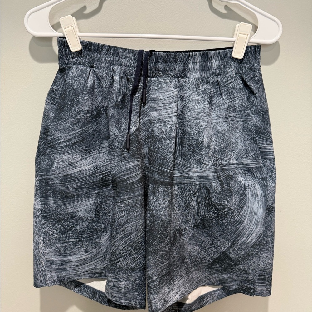 Lululemon Channel Cross Swim short 7in inseam size small - missing part of zippe